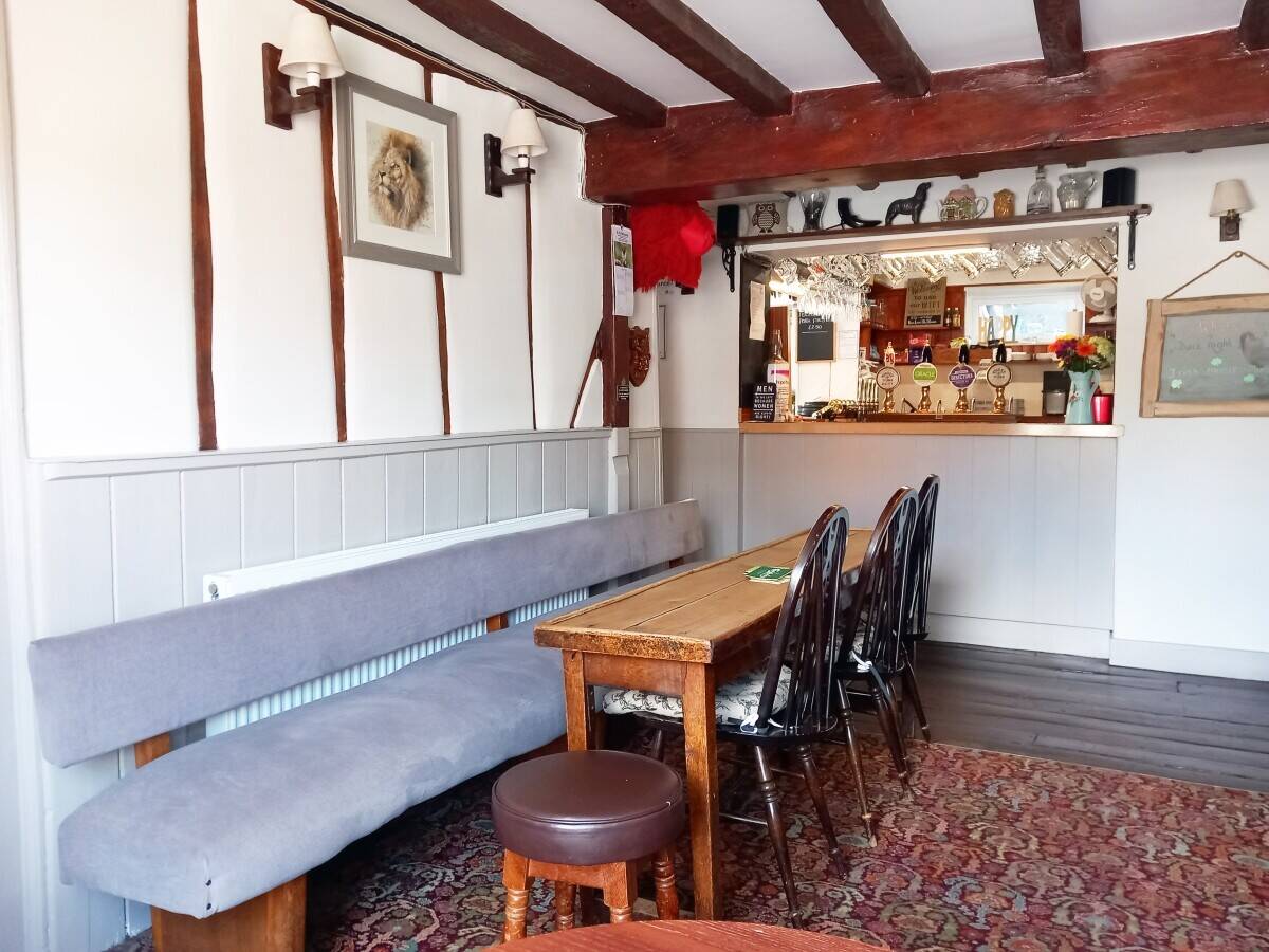 SHROPSHIRE - WELL APPOINTED AND RECENTLY RENOVATED TRADITIONAL VILLAGE PUB