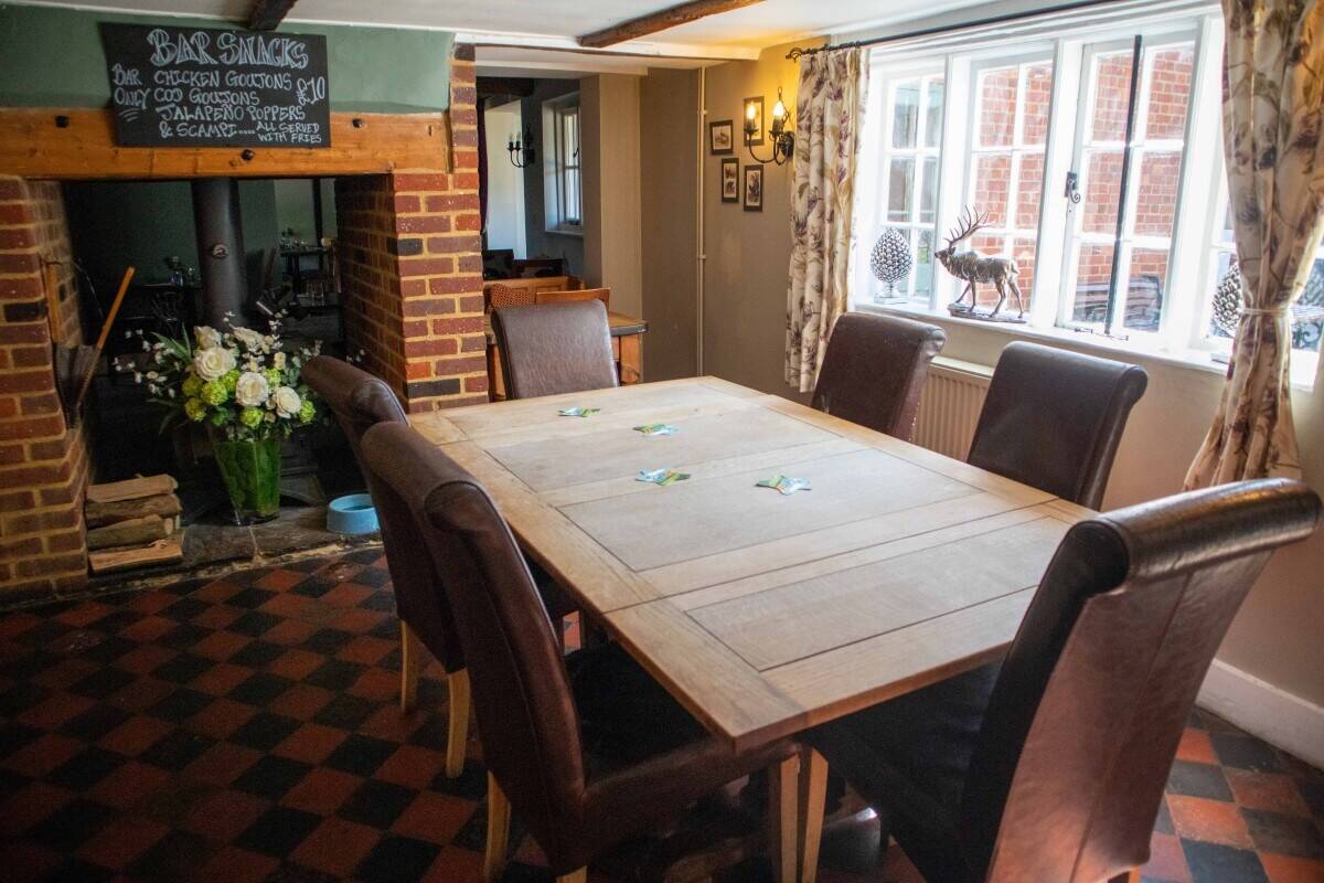 BUCKINGHAMSHIRE - VILLAGE PUB WITH POTENTIAL FOR FOOD-LED BUSINESS Photo 2