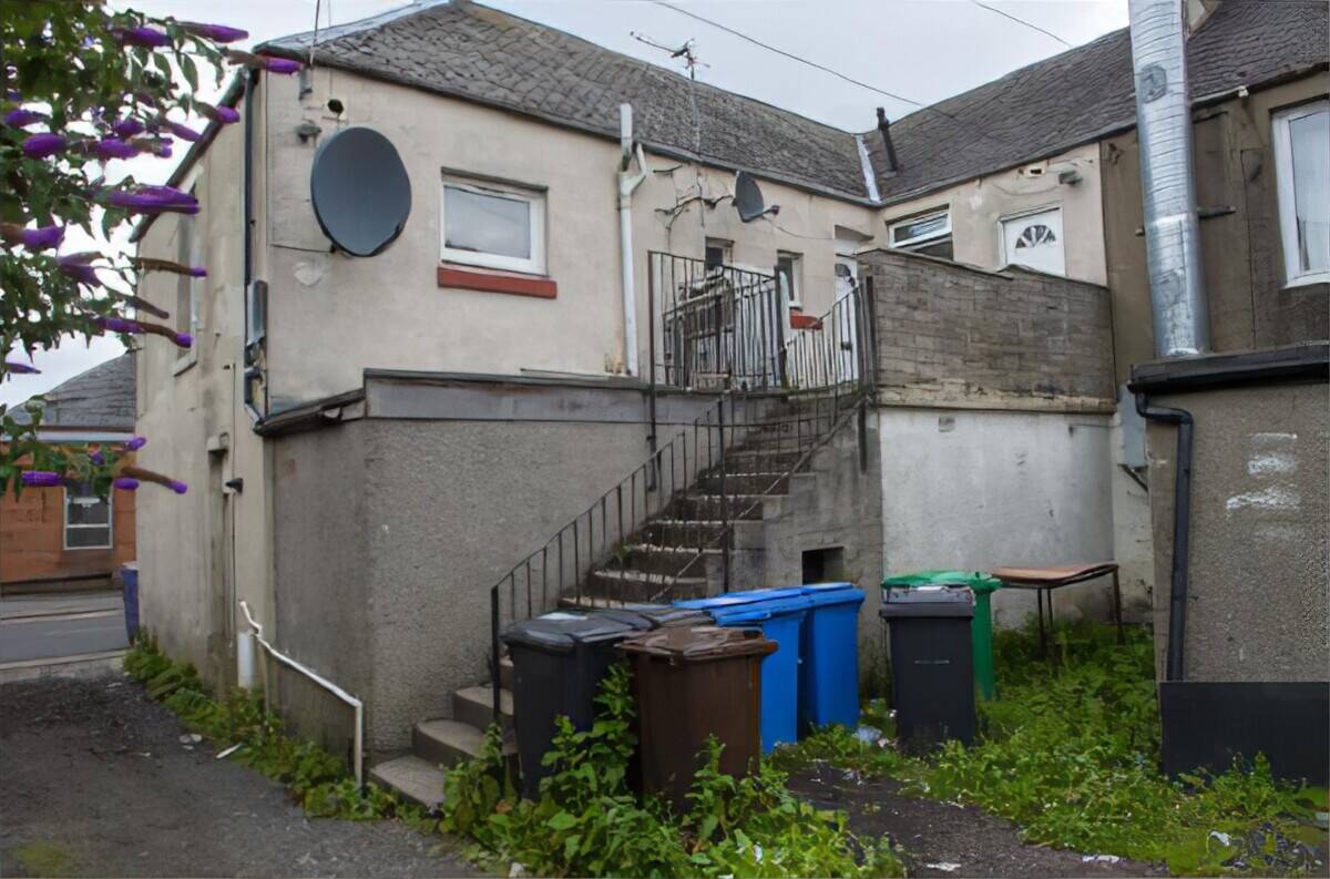 Public House with 2 Tenanted Flats for sale in Lochgelly, Fife Photo 2