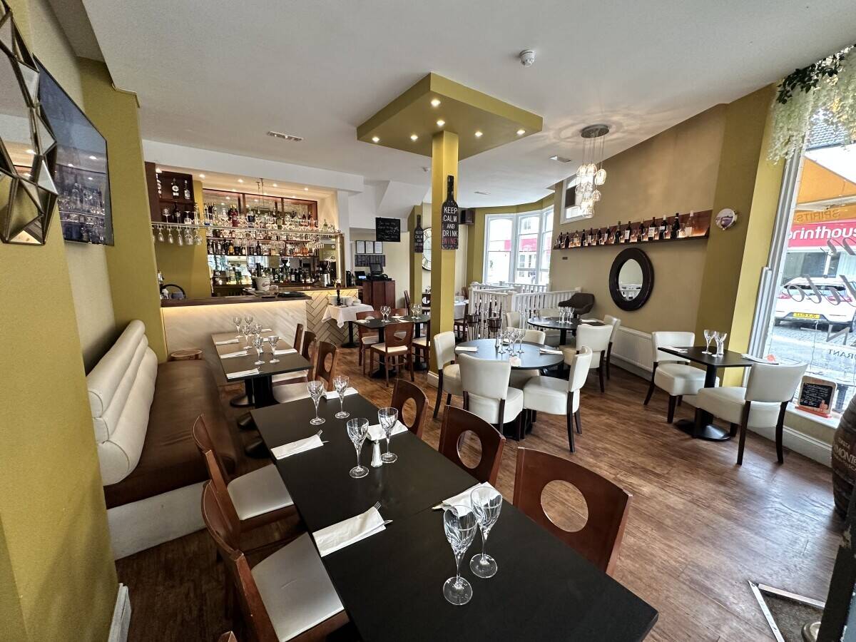 RESTAURANT & WINE BAR  CENTRAL HOVE LOCATION  FITTED KITCHENS, ALCOHOL LICENCE,  74 COVERS