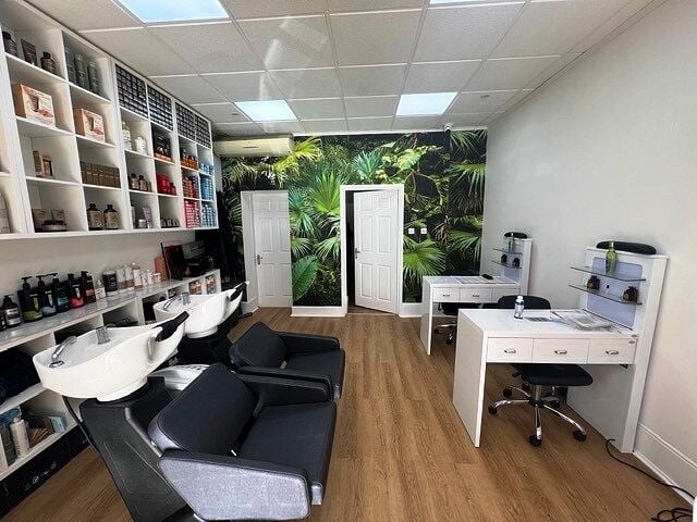 Hair Dresser And Beauticians for Sale Photo 2