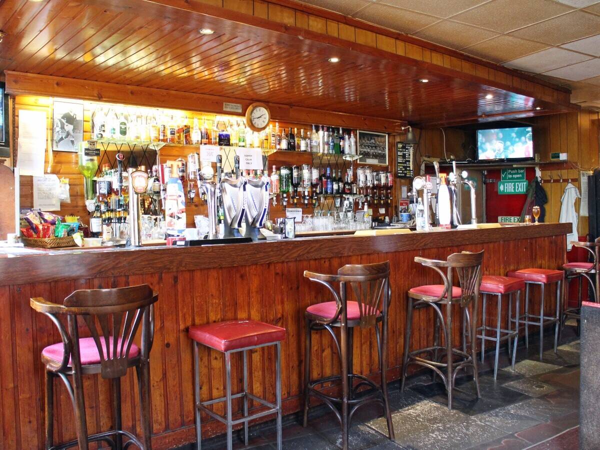 AYRSHIRE – 8 BEDROOM HOTEL AND BAR WITH CAR PARK