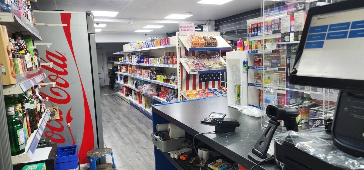 Prime location place available for takeaway restaurant or Barbar shop