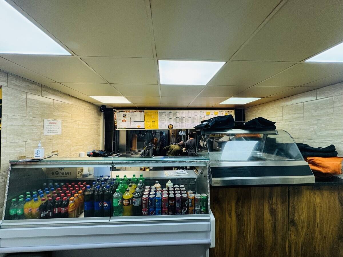 Fully equipped takeaway with the two bedrooms flat on the top. Photo 2