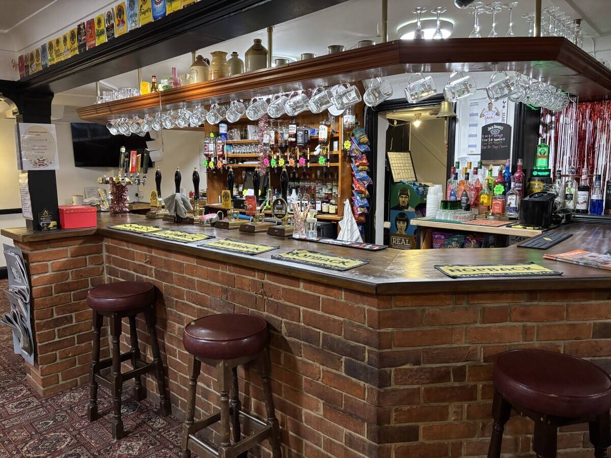 BERKSHIRE - TRADITIONAL ALE HOUSE CLOSE TO CENTRE OF MAJOR TOWN Photo 2