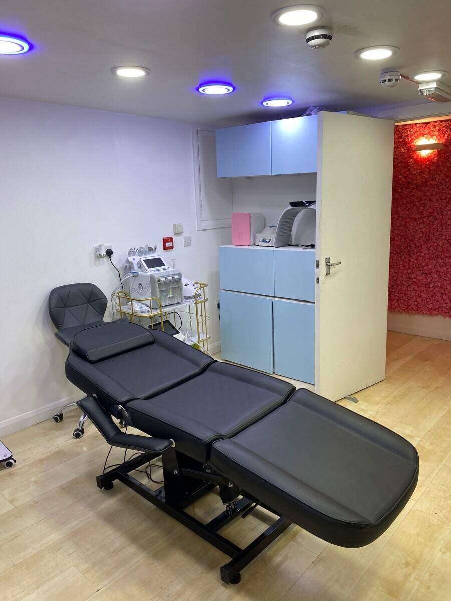 Hair and beauty salon for sale in London Photo 2