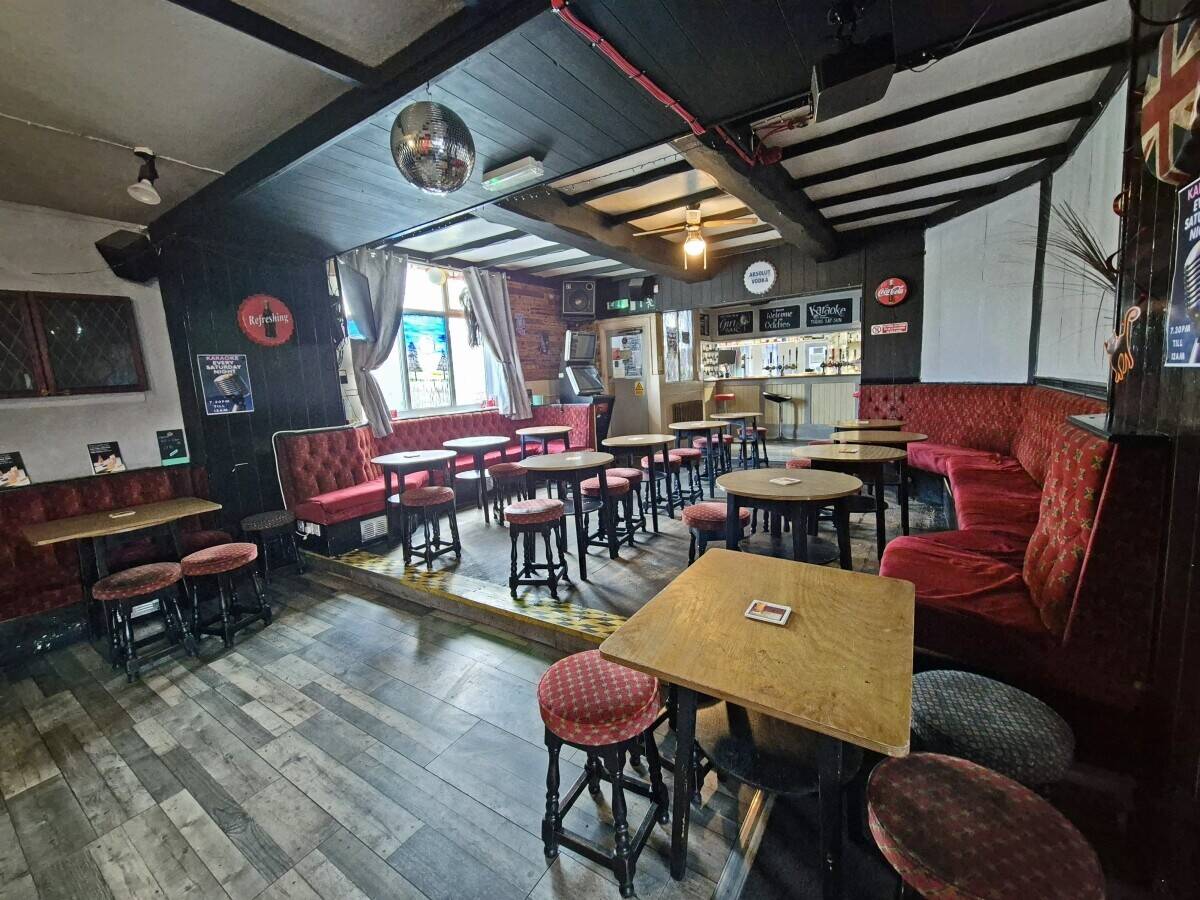 GREATER MANCHESTER - WET-LED COMMUNITY PUB WITH NINE LETTING ROOMS Photo 2