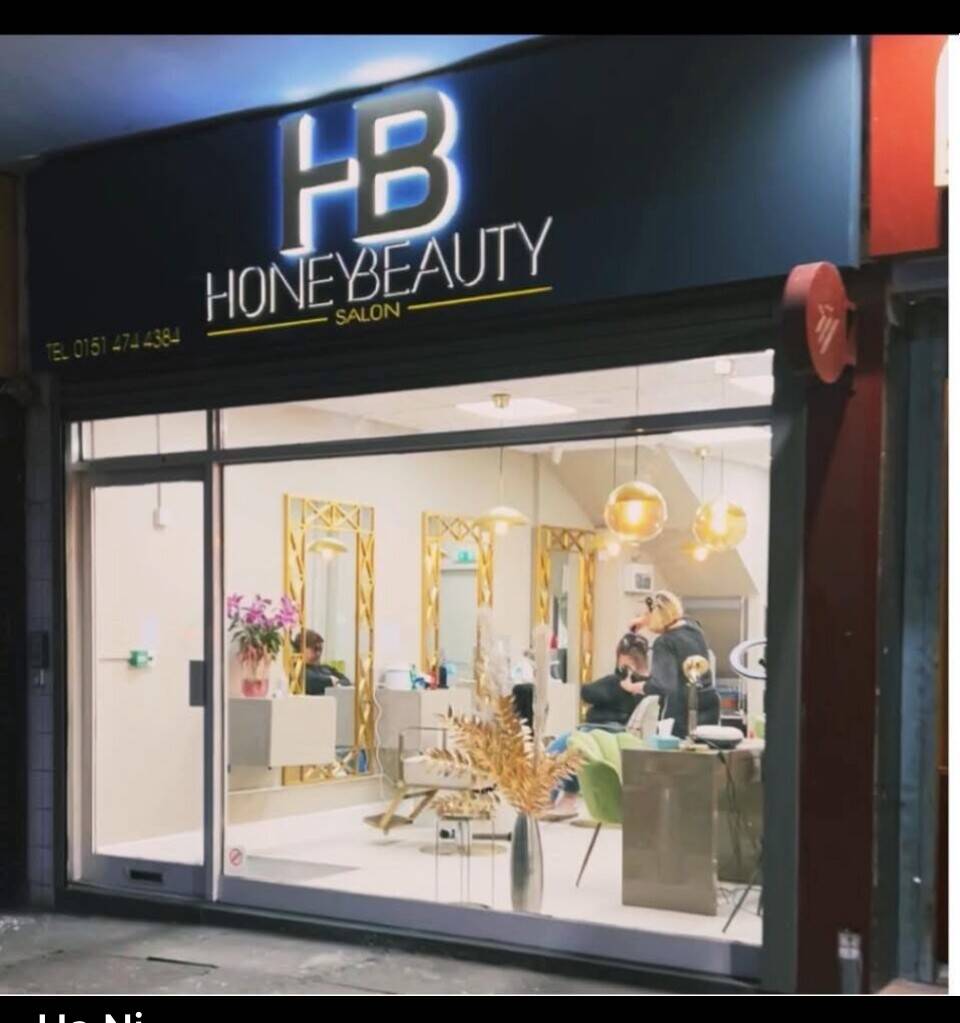 Hair and beauty salon in high street Photo 2