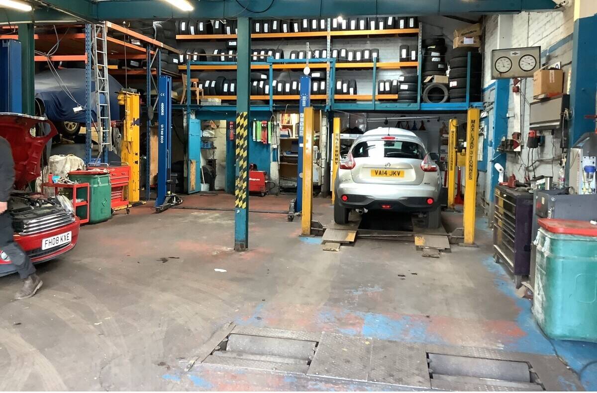 OUTSTANDING MOT CENTRE/TYRE SPECIALISTS:  WEST YORKSHIRE