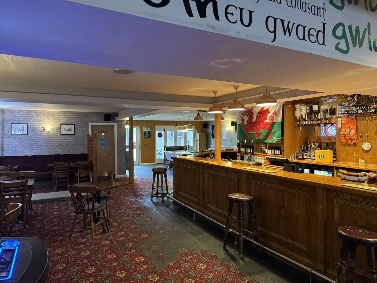 PEMBROKESHIRE - CENTRAL PUB WITH LETTING ROOMS