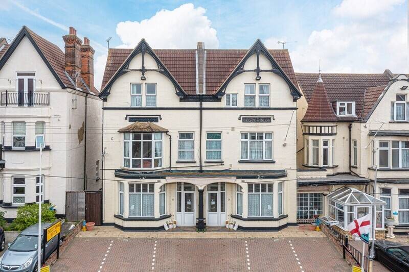 HOTEL / GUEST HOUSE & DEVELOPMENT OPPORTUNITY Photo 2