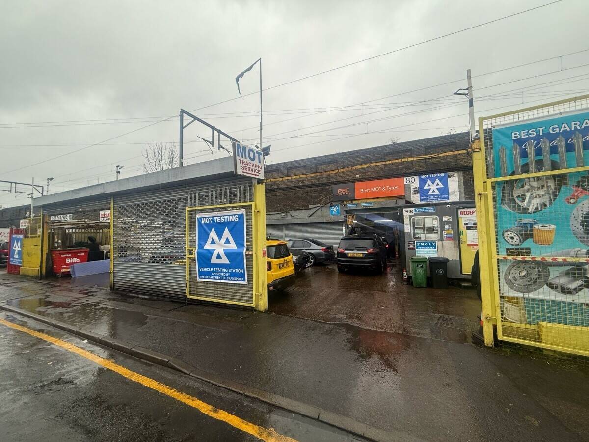Garage and mot centre Photo 2