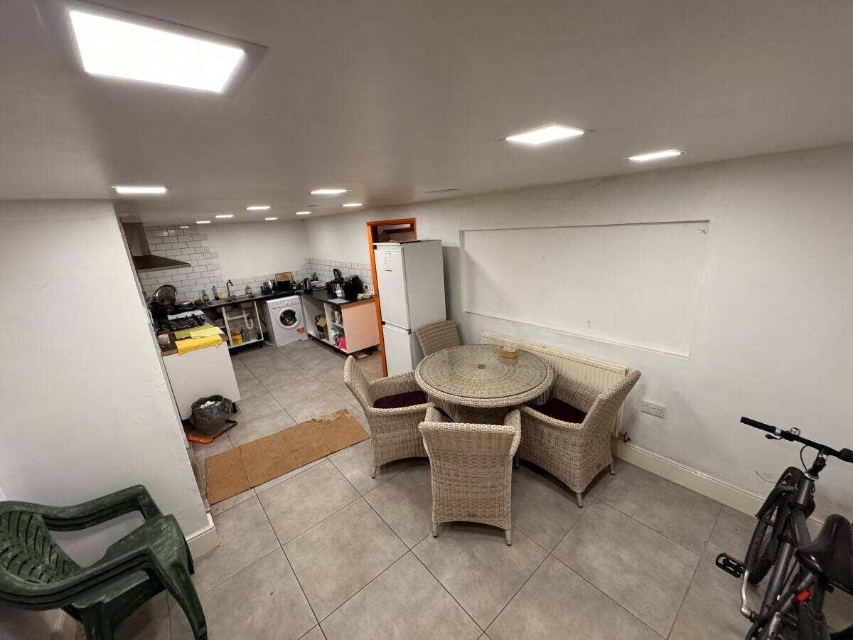 NG10 Takeaway 350m2 for sale Photo 3