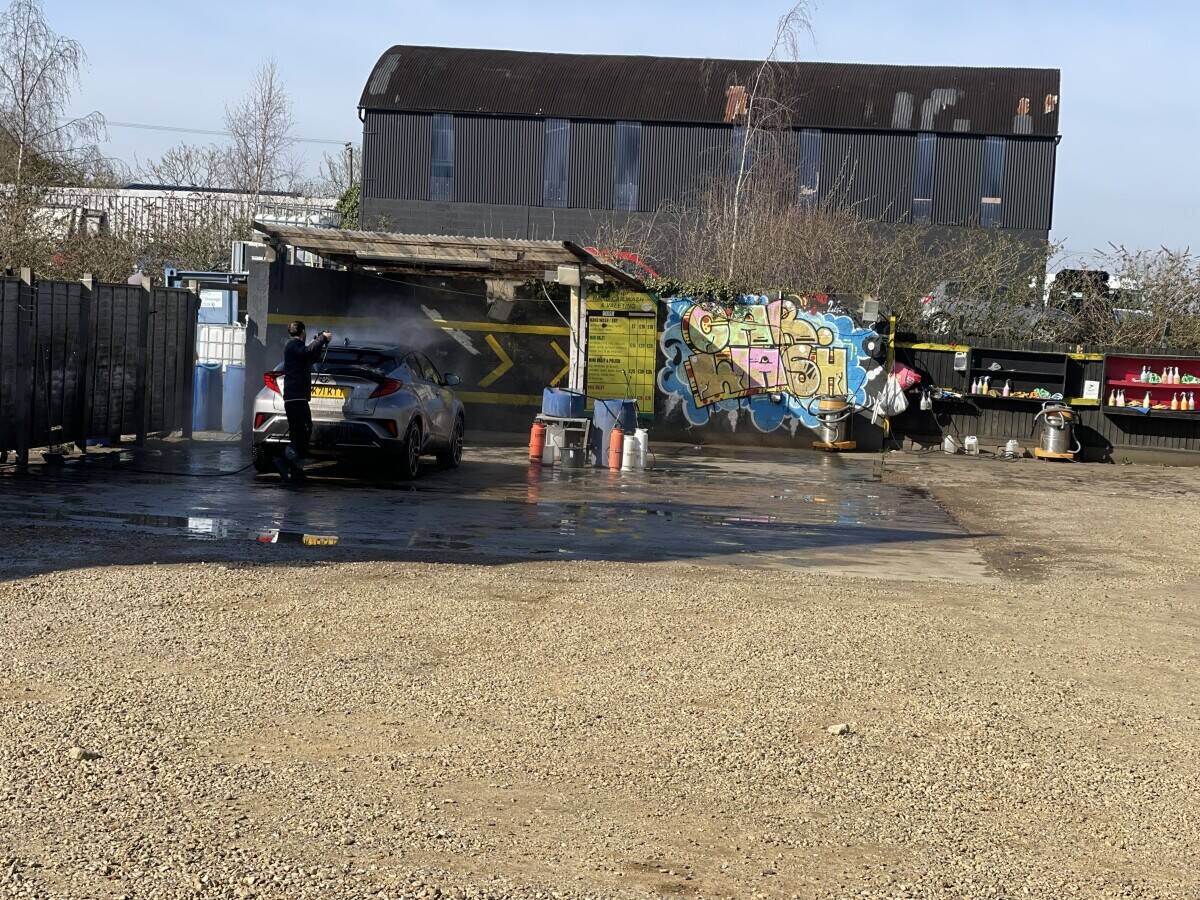 Hand car wash and valeting center Photo 2