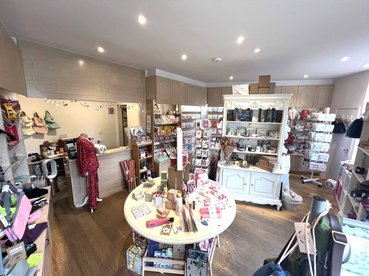 Well Presented Retail Unit Available with Vacant Possession, Kilmacolm (ref 1728)