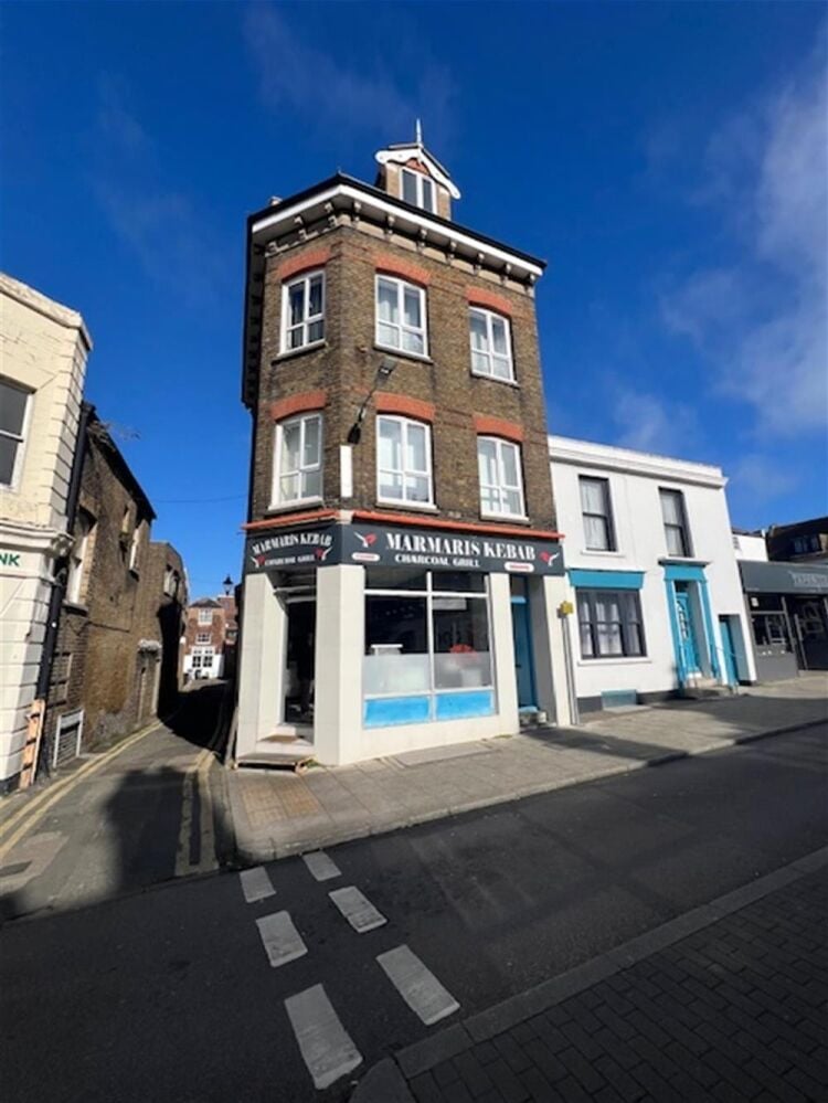 LEASEHOLD KEBAB TAKEAWAY
SELF CONTAINED 5 BED FLAT ABOVE Photo 2