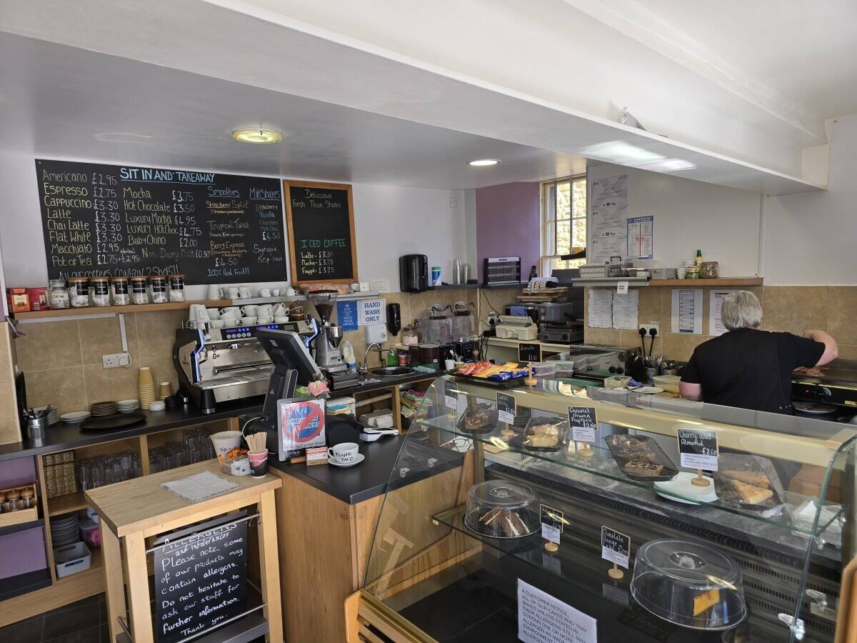 Coffee shop for sale  in heart of castle cary Somerset set Photo 2