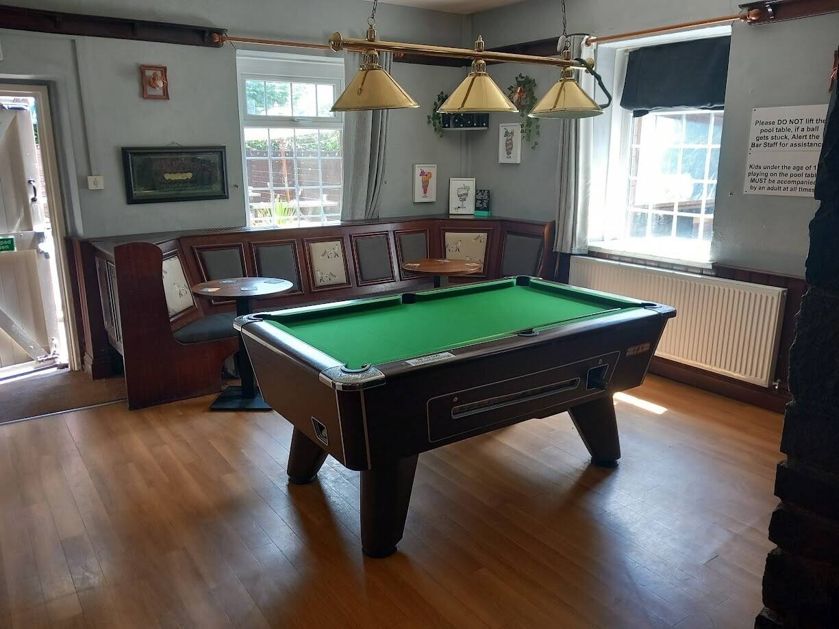 GWENT VALLEYS - PROMINENT TOWN CENTRE PUBLIC HOUSE OVERLOOKING PARK Photo 2