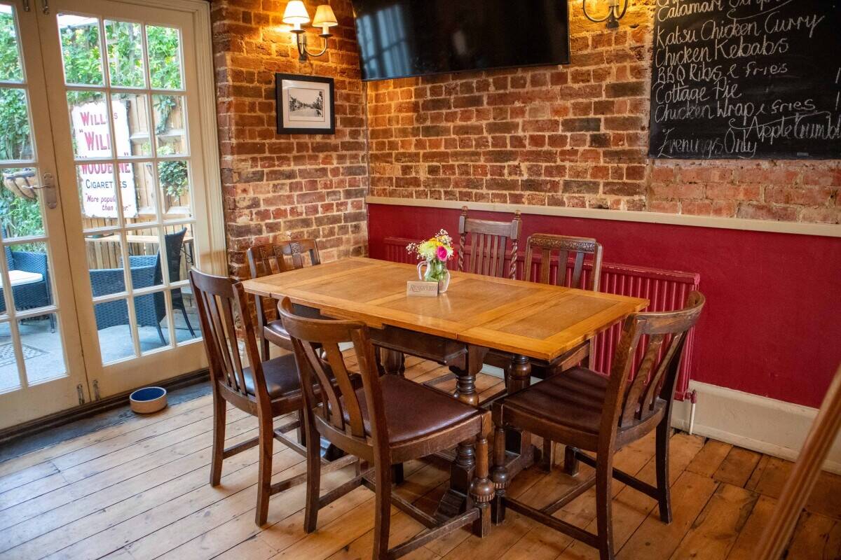 SURREY - PROFITABLE PUB WITH LETTING ROOMS Photo 2