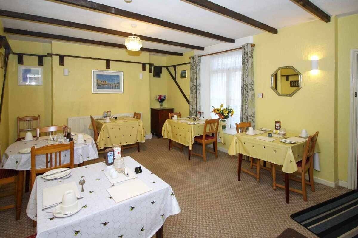 A wonderfully located 6 en-suite bedroom Guest House Photo 2