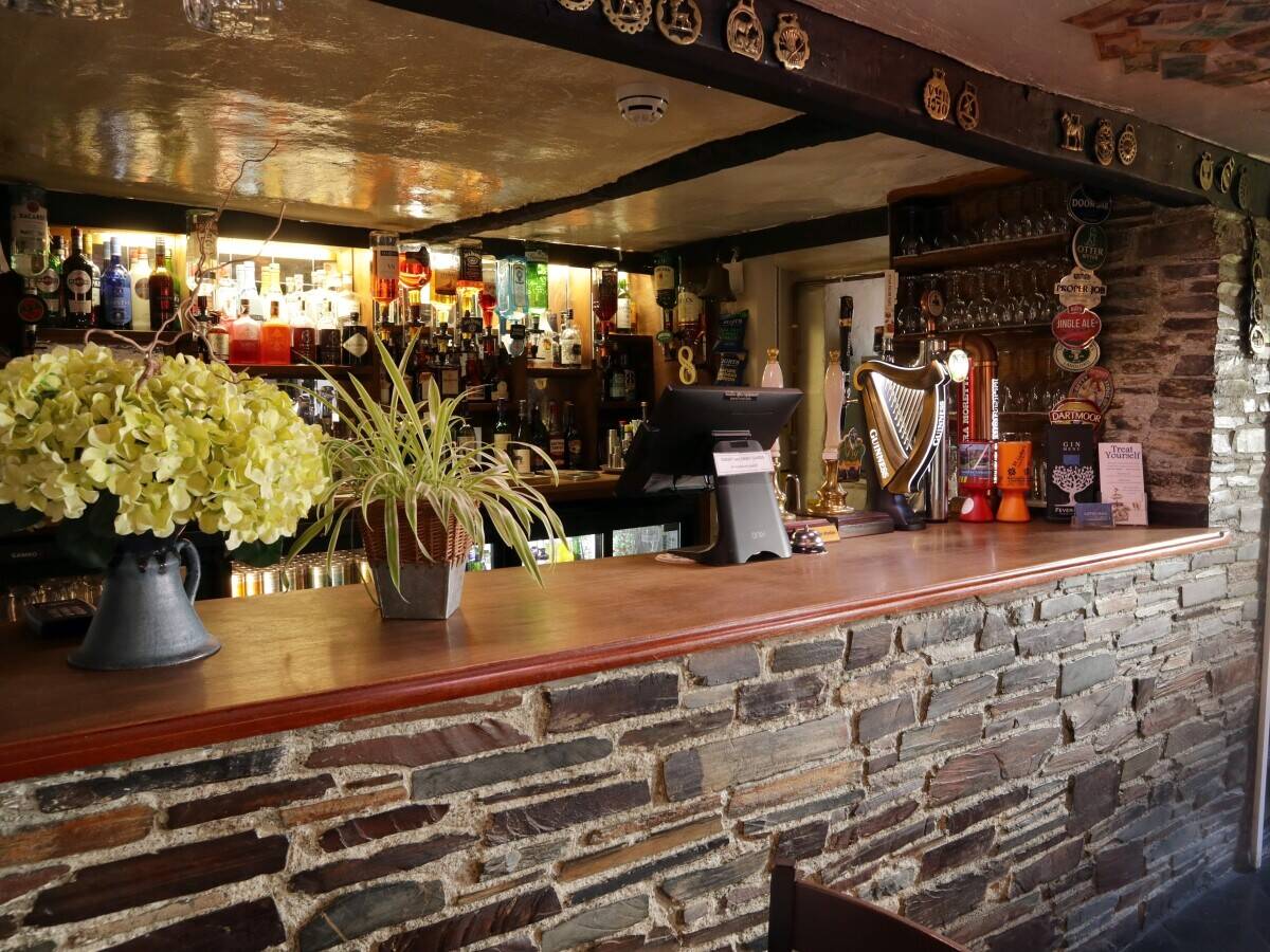 DEVON – ESTABLISHED HOTEL CLOSE TO THE CORNISH BORDER AND MAJOR TRUNK ROAD