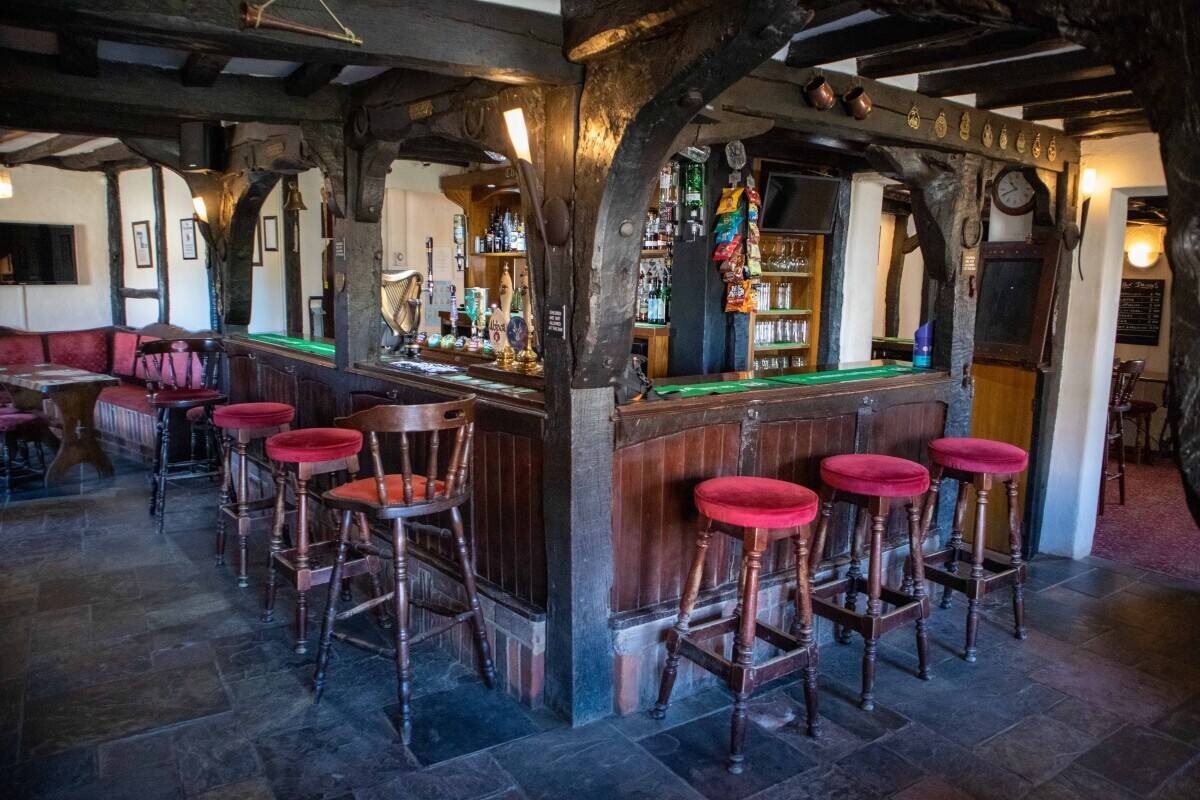 ESSEX - WELL-PRESENTED FREEHOUSE WITH POTENTIAL FOR FOOD Photo 2