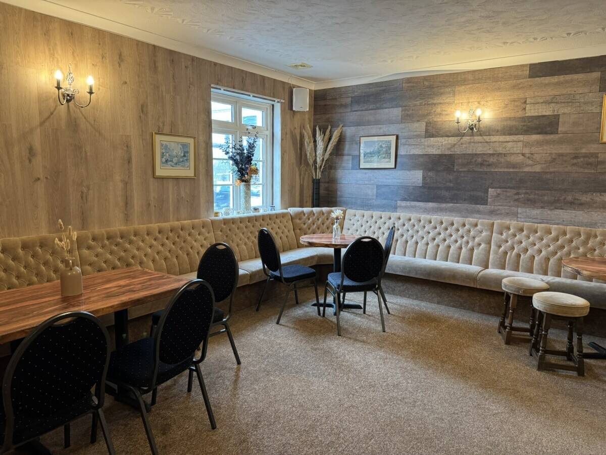 LLANDEILO, CARMARTHENSHIRE - EDGE OF TOWN INN, HOTEL AND FUNCTIONS VENUE IN EXCELLENT ORDER