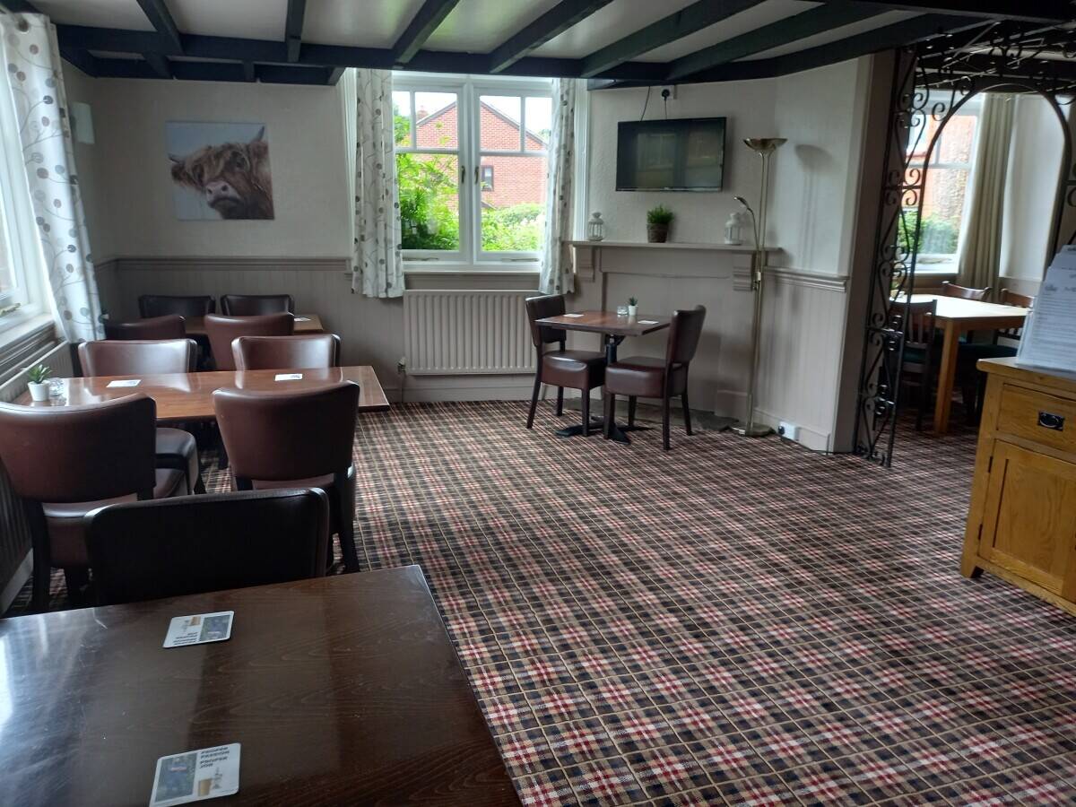 DEVON - VILLAGE FREEHOUSE CLOSE TO TOWN AND MAJOR CITY