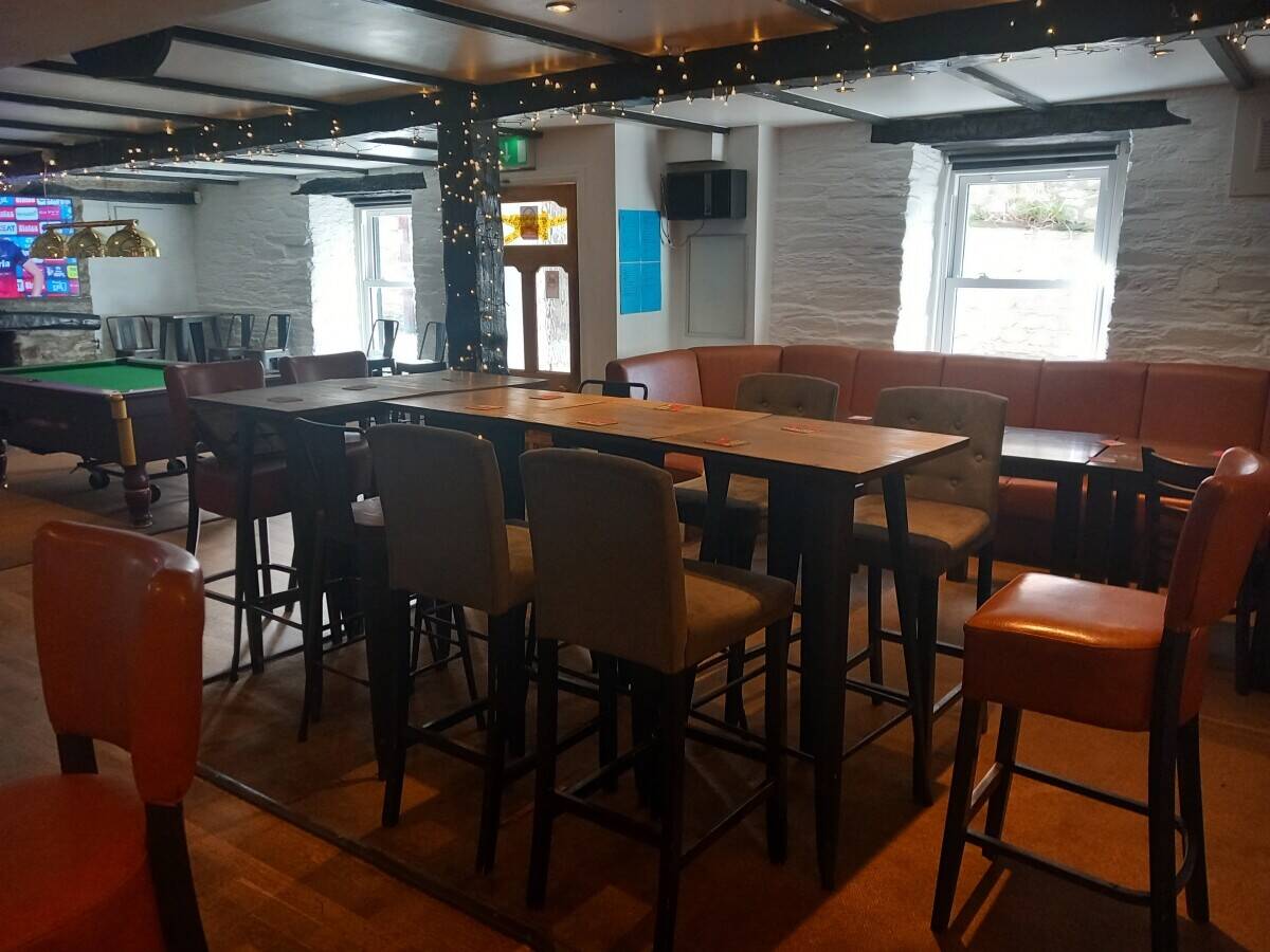 CARDIGAN – CHARACTER TOWN CENTRE PUBLIC HOUSE WITH 4 QUALITY LETTING BEDROOMS Photo 2