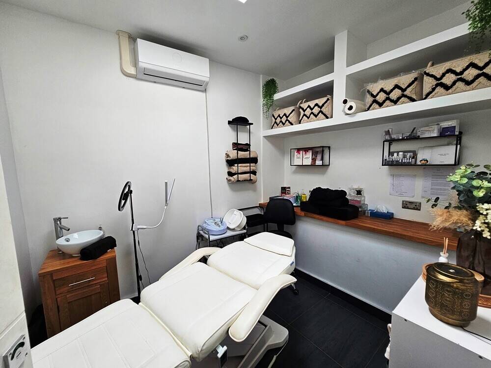 STUNNING 20 YEAR ESTABLISHED HIGH-END HAIR & BEAUTY SALON