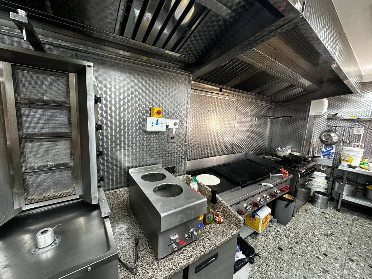 Modern Equipped Takeaway Shop on Edgware Road For Sale Photo 2
