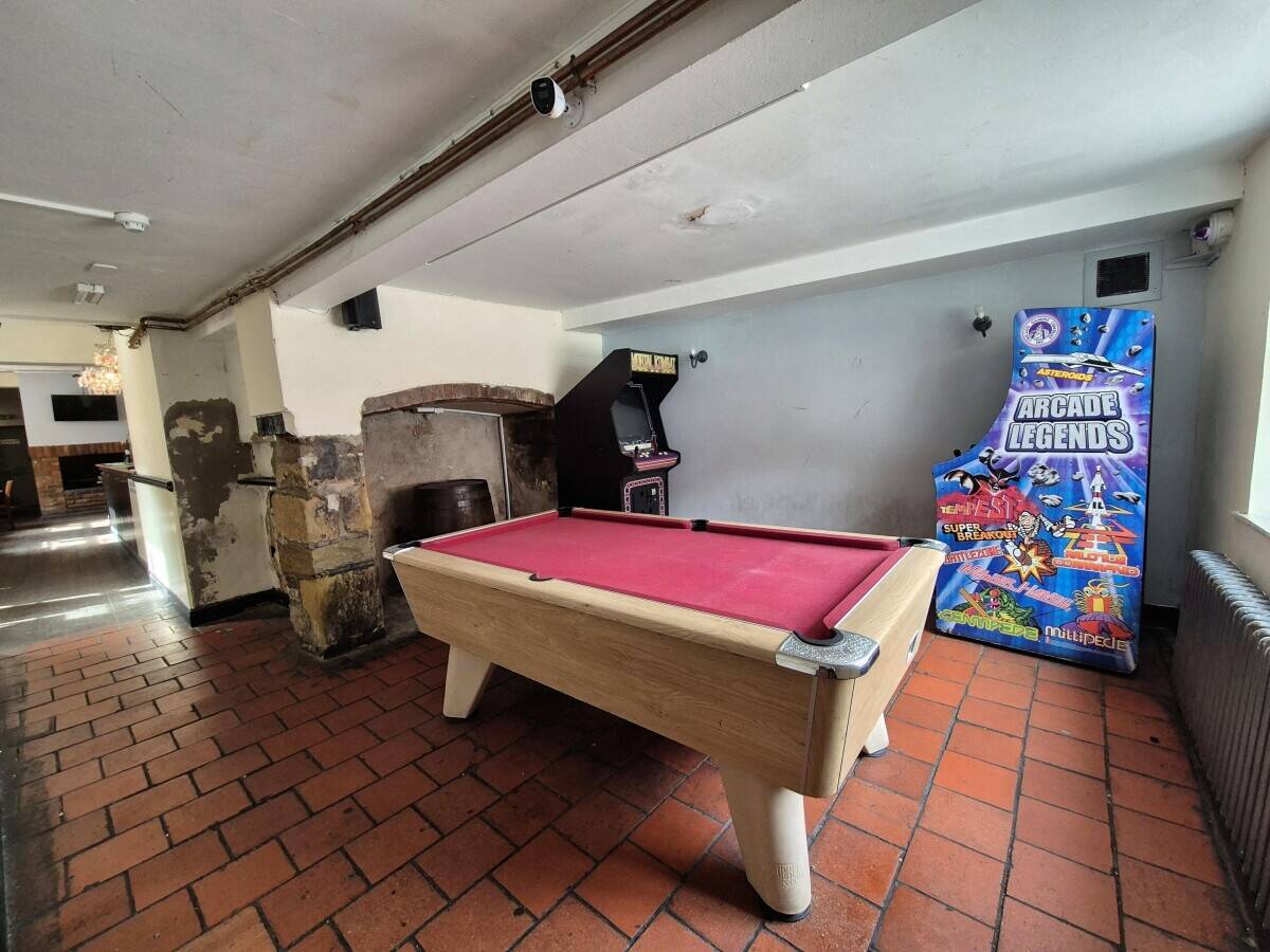 WREXHAM - 19TH CENTURY CITY CENTRE PUBLIC HOUSE
