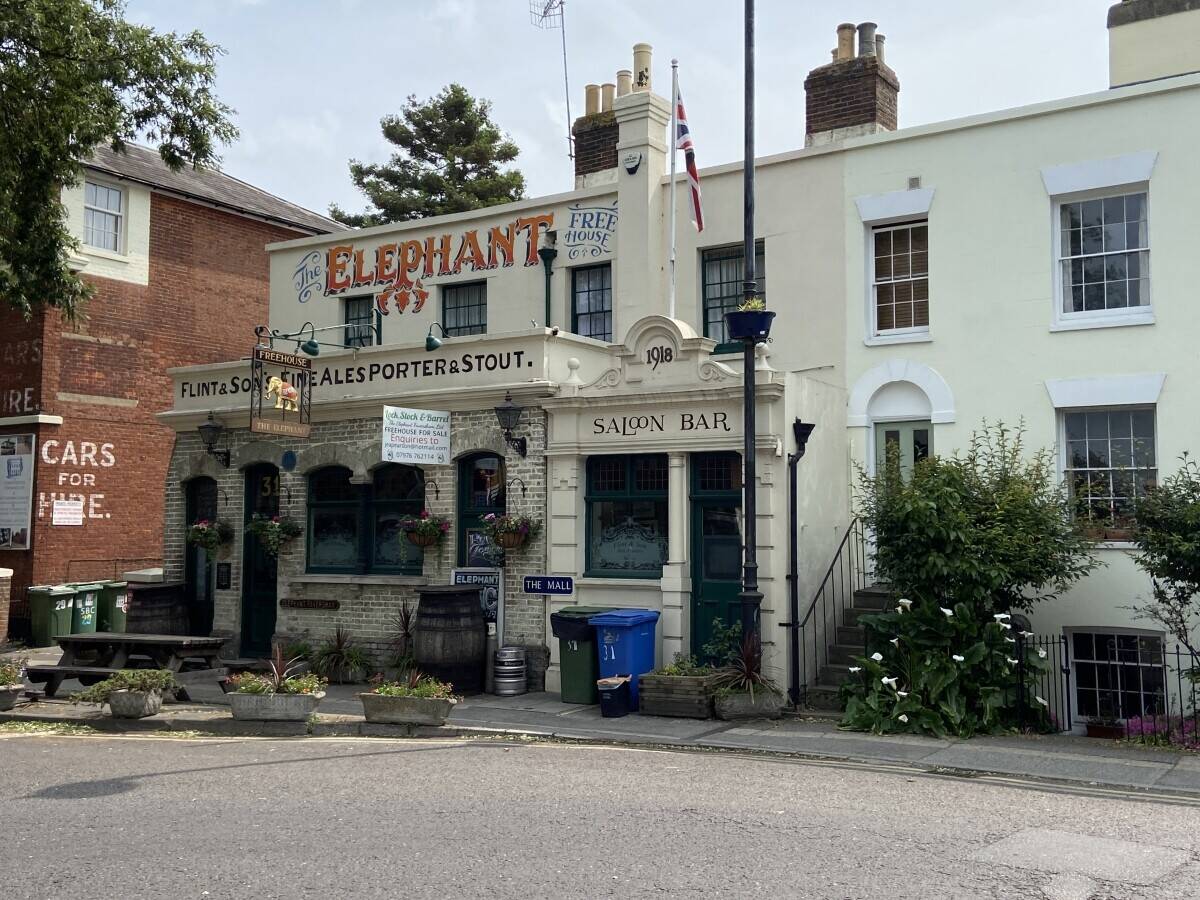 Wet led Freehouse pub for sale in Faversham Kent Photo 2