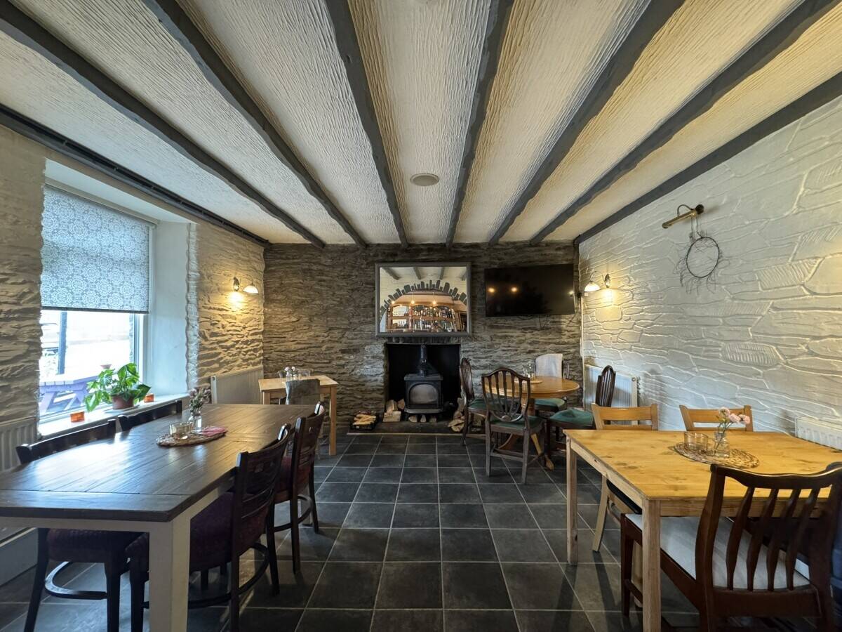 WEST WALES  TRADITIONAL PUBLIC HOUSE AND RESTAURANT ON THE EDGE OF BUSY MARKET TOWN