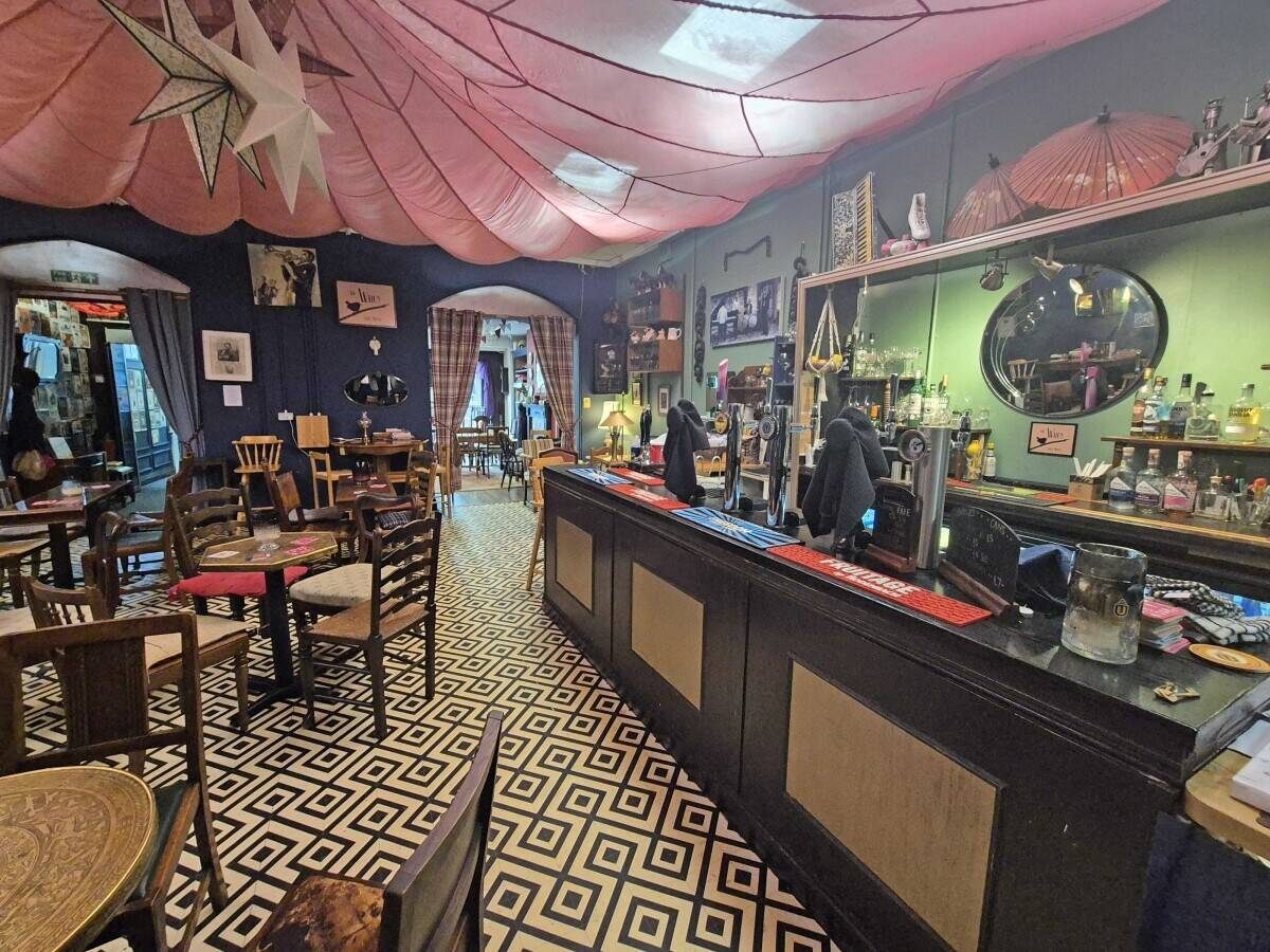 STAFFORDSHIRE - TOWN CENTRE BAR/LIVE MUSIC VENUE Photo 2