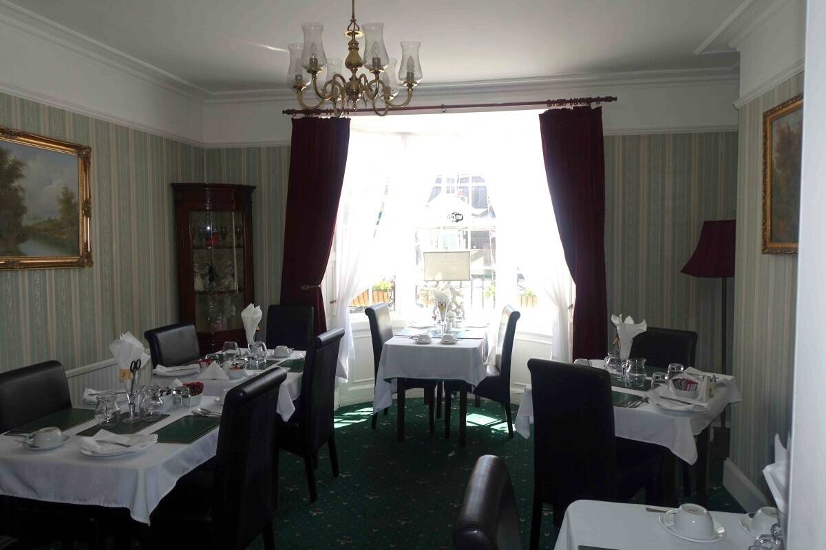 Stylish Seaside Guest House with Sub-Tropical Private Garden For Sale in Weymouth Photo 2