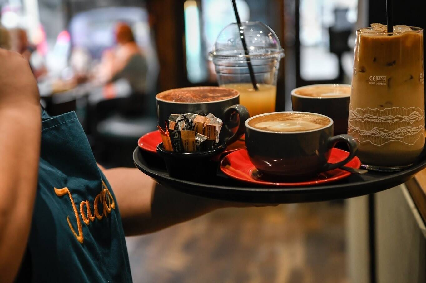 Thriving High Street Caf&eacute;/Restaurant &ndash; Prominent Location &ndash; Daytime Trade Only &ndash; &pound;600K Turnover