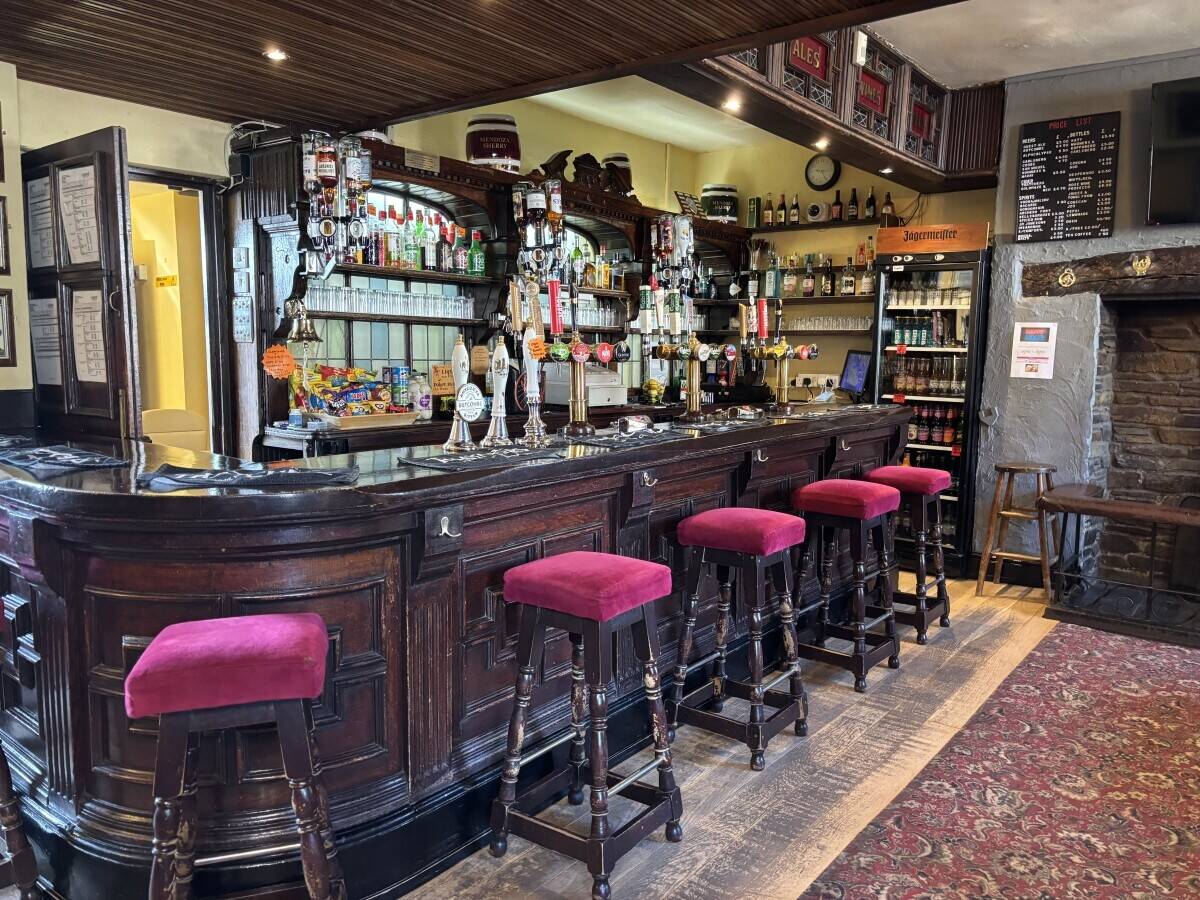 DEVON - TOWN CENTRE FREEHOUSE WITH LETTING ROOMS & DEVELOPMENT POTENTIAL Photo 2