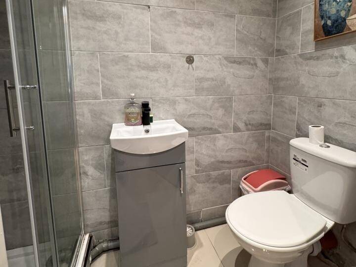 FREEHOLD PROPERTY WITH IMPRESSIVE YIELD OF AROUND 8% - READING Photo 2