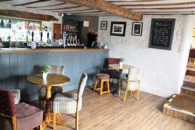 GLOUCESTERSHIRE -AWARD WINNING PUB IN EDGE OF COTSWOLD TOWN Photo 2