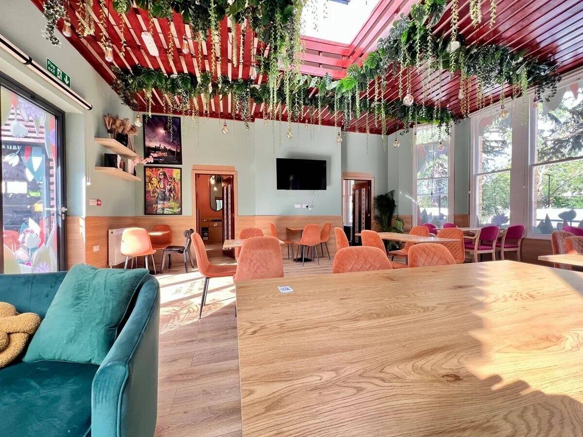 Charming Lampton Parkside Café for Sale – Prime Location & Turnkey Opportunity