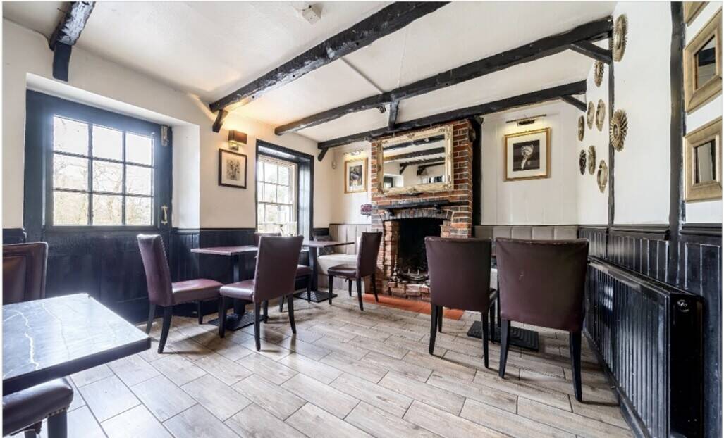 Charming Country Pub by Stopham Bridge – Where the River Meets Relaxation