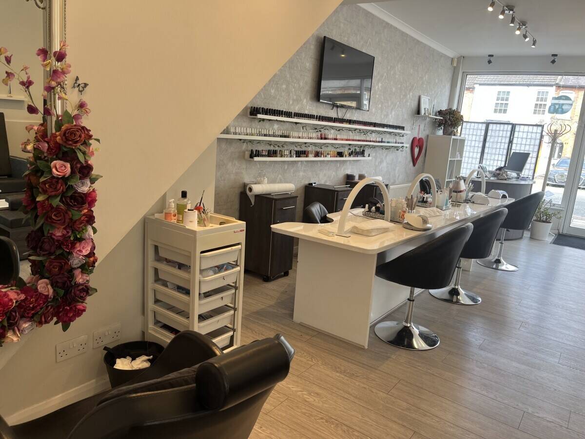 Established Beauty Business on the high street Photo 2