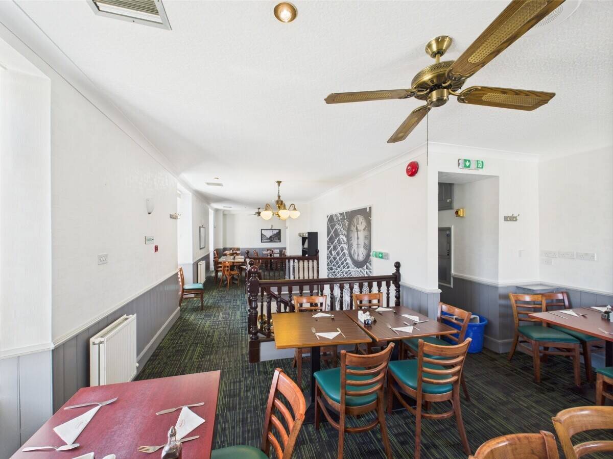 Well-established freehold restaurant & takeaway business set in prime city centre location. Photo 2