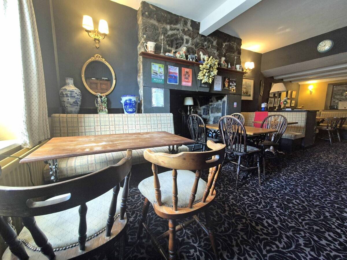 GWYNEDD - ESTABLISHED & CHARMING PUB/RESTAURANT LOCATED IN HISTORIC TOWN SQUARE