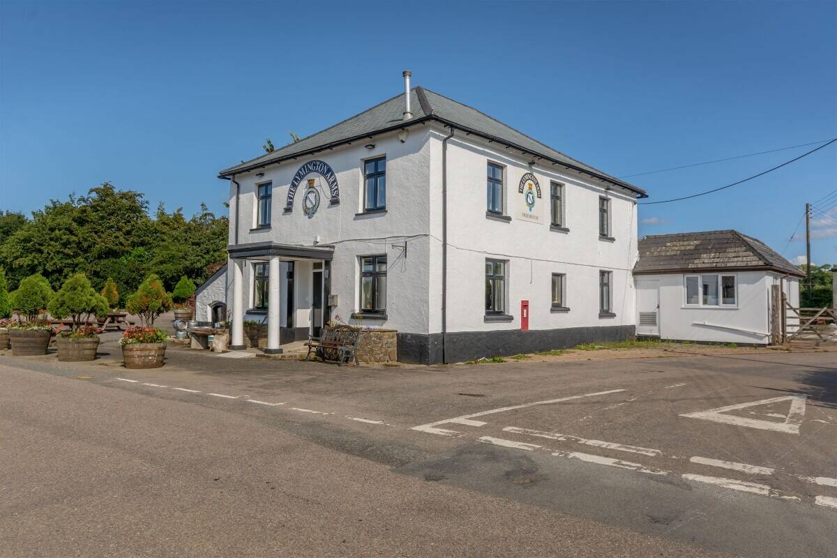Detached Character Devon Country Pub Set In 0.5 Of An Acre With 4 Bedroom Accommodation Photo 2