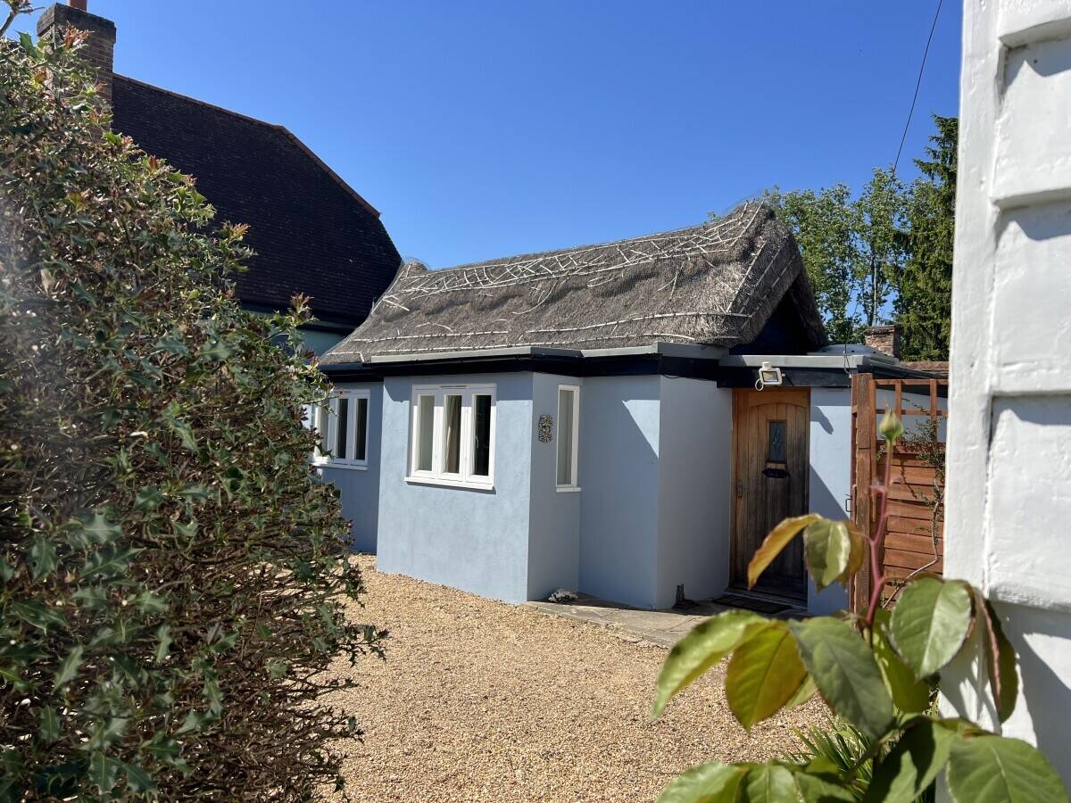 Gorgeous Thatched Cottage + Detached Airbnb-Ready Annexe | Essex Village Photo 3