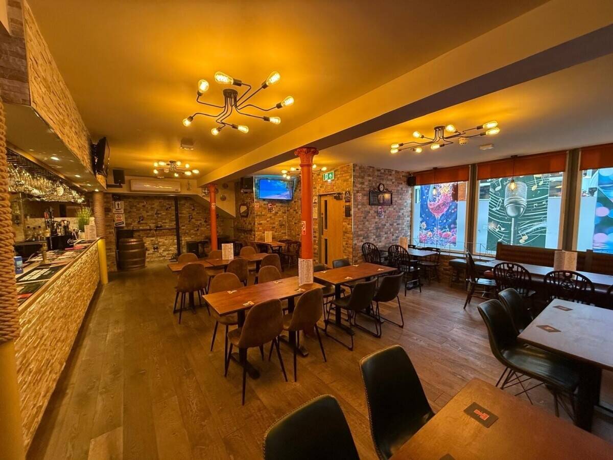 Immaculately presented town centre pub with huge potential (ref 1760)