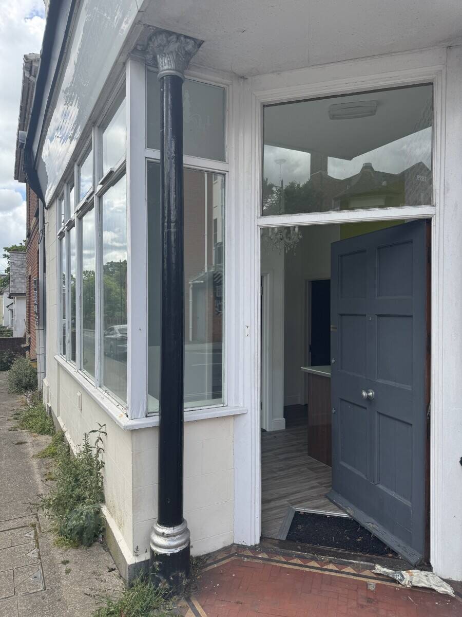 Beauty salon ready to let - currently not trading