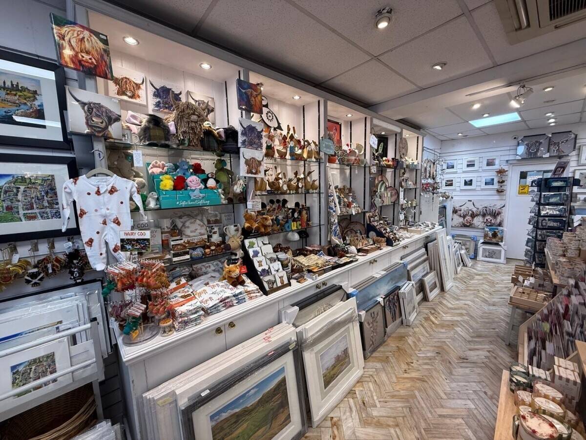An outstanding gift shop occupying a 100% prime retail pitch in St Andrews (ref 1761)
